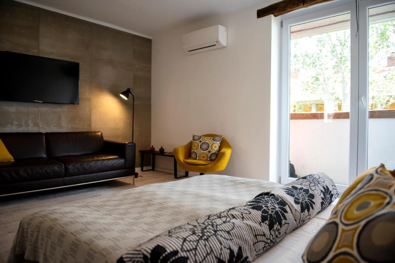 Loft Apartman Apartment เปตช์ ภายนอก รูปภาพ