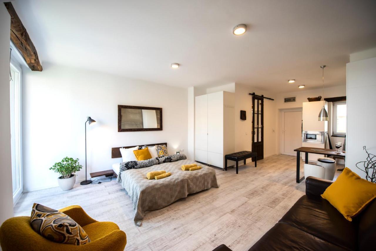 Loft Apartman Apartment เปตช์ ภายนอก รูปภาพ