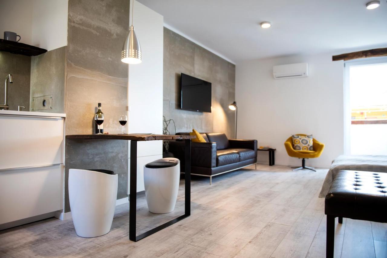 Loft Apartman Apartment เปตช์ ภายนอก รูปภาพ